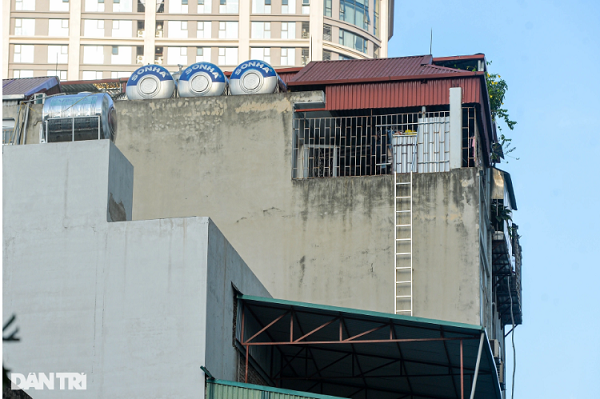 Thang thoát hiểm của căn chung cư 8 tầng ở phố Chính Kinh (quận Thanh Xuân) được lắp chạy thẳng xuống mái nhà bên cạnh.