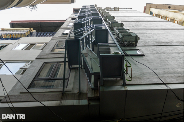 Thang thoát hiểm được các chủ chung cư mini lắp đặt đa dạng về chủng loại, kích thước với giá từ chục triệu đến hàng trăm triệu đồng. Điểm chung của các thang thoát hiểm này là được lắp từ tầng cao nhất đến tầng 2 và thường nằm ở mặt trước của căn chung cư mini. 