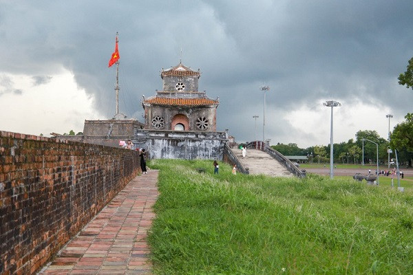 Những bông hoa cỏ lau mọc đan xen, đua nhau khoe sắc bên cạnh những bức tường thành tạo nên sự cổ kính và hoài niệm.