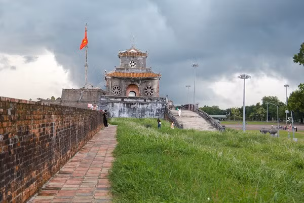 Những bông hoa cỏ lau mọc đan xen, đua nhau khoe sắc bên cạnh những bức tường thành tạo nên sự cổ kính và hoài niệm.