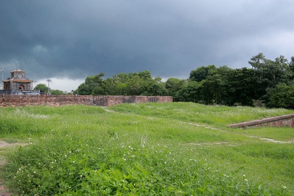 Theo kinh nghiệm của người xưa, mỗi khi hoa cỏ lau nở rộ là dấu hiệu cho một mùa mưa bão sắp đến.