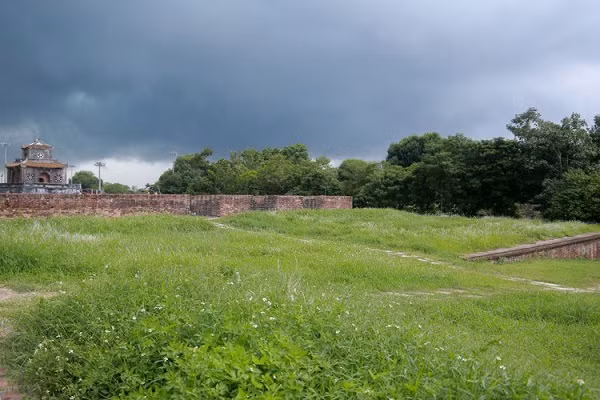 Theo kinh nghiệm của người xưa, mỗi khi hoa cỏ lau nở rộ là dấu hiệu cho một mùa mưa bão sắp đến.