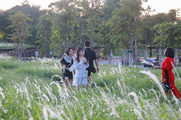 Tiết trời mát mẻ của thu xứ Huế càng thu hút đông người đến tham quan, trải nghiệm.