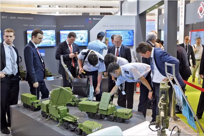 Gian trưng bày trong nhà chủ yếu giới thiệu các mô hình vũ khí. Ảnh: Gian trưng bay của Tập đoàn Almaz-Antey (Nga) với các hệ thống radar tiên tiến. Nguồn ảnh: Arms-Expo