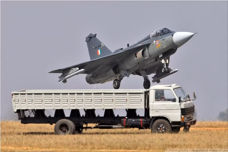 Tiêm kích “khó đẻ” LCA Tejas cũng tham gia bay trình diễn tại triển lãm hàng không Ấn Độ. Nguồn ảnh: Arms-Expo