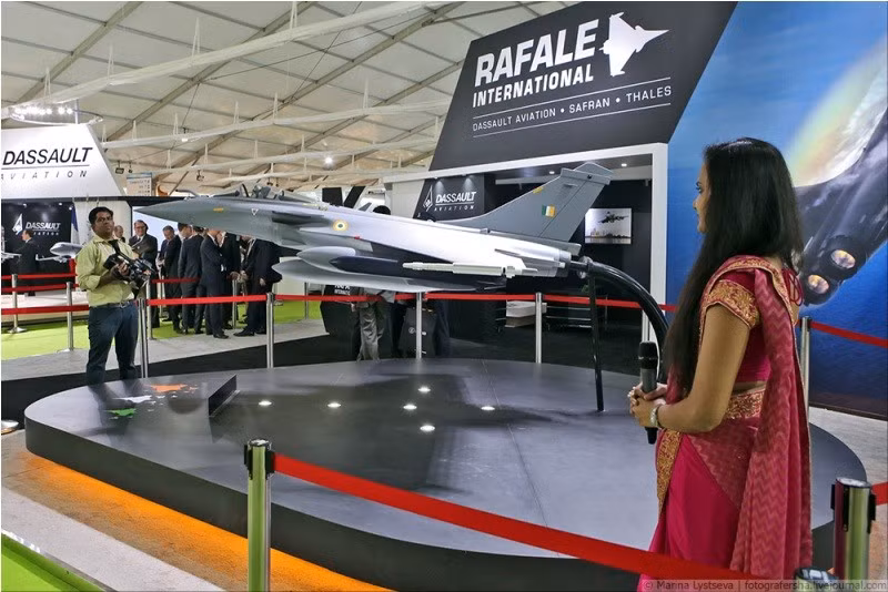 Gian trưng bày của tập đoàn quốc phòng Dassault Aviation (Pháp) với tiêu điểm là mô hình tiêm kích đa năng Rafale mà hãng này đã ký hợp đồng bán số lượng nhỏ cho Ấn Độ. Nguồn ảnh: Arms-Expo