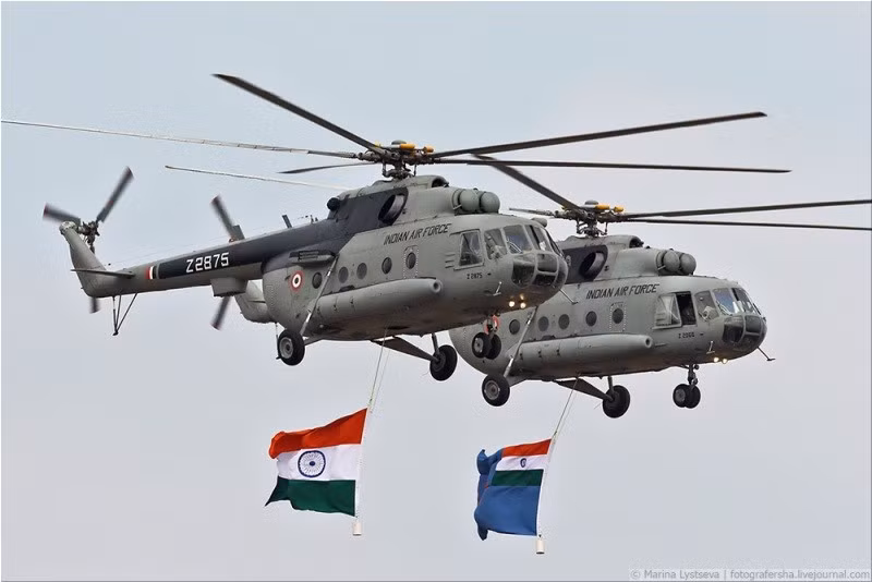Trực thăng Mi-17 bay cùng lá quốc kỳ Cộng hòa Ấn Độ. Nguồn ảnh: Arms-Expo