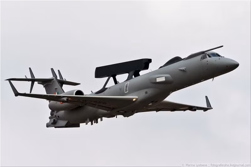 Ấn Độ lần đầu tiên chính thức ra mắt máy bay cảnh báo sớm NETRA AEW&amp;CS được Tổ chức Nghiên cứu và Phát triển Quốc phòng Ấn Độ phát triển và chế tạo. NETRA được thiết kế trên khung gầm máy bay thương mại ERJ 145 trang bị hệ thống radar mạng pha chủ động thiết kế giống với mẫu radar Erieye của Thụy Điển. Nguồn ảnh: Arms-Expo