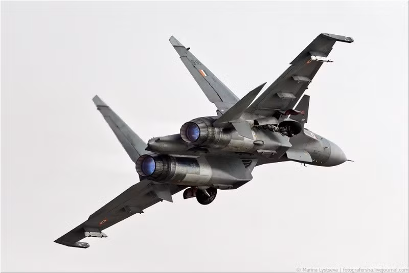 Tiêm kích Su-30MKI cất cánh thao diễn trên không – chương trình không thể thiếu ở các cuộc triển lãm hàng không. Nguồn ảnh: Arms-Expo