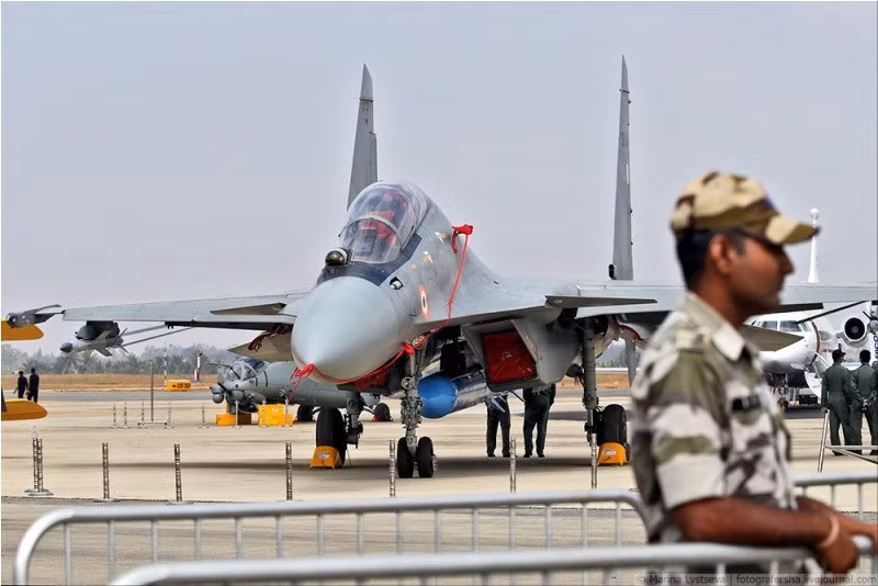 Tiêm kích đa năng Su-30MKI mang mô hình tên lửa hành trình BrahMos được giới tại Aero India 2017. Nguồn ảnh: Arms-Expo