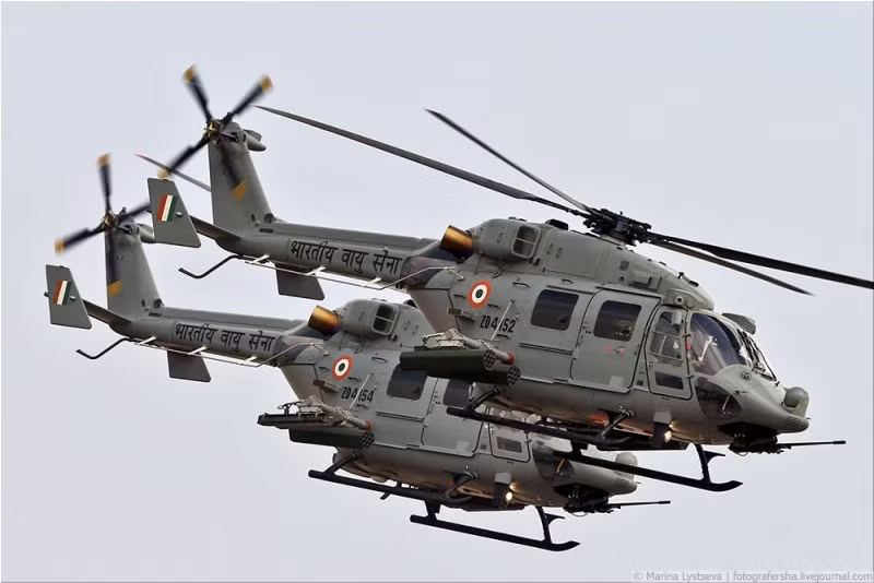 Trực thăng vũ trang HAL Rudra (hay còn được biết tới là ALH-WSI) do tập đoàn Hindustan (Ấn Độ) phát triển, bay thử lần đầu tháng 8/2007, chính thức trang bị năm 2012. Rudra được trang bị trạm hồng ngoại nhìn phía trước FLIR, kính ngắm hồng ngoại, tháp pháo 20mm, rocket 70mm và các loại tên lửa chống tăng, tên lửa không đối không. Nguồn ảnh: Arms-Expo