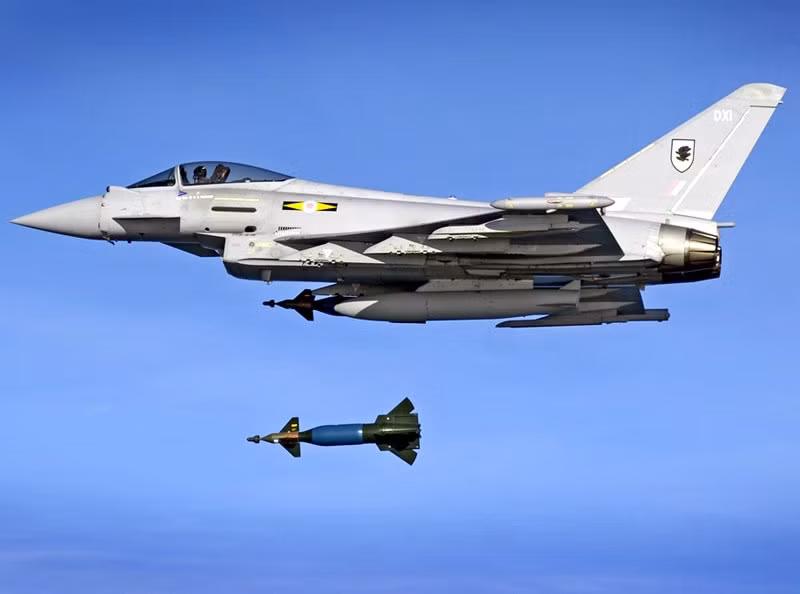 Phương thức dẫn đường của các loại bom biến từ bom thông thường thành bom thông minh hiện nay được nhiều quốc gia áp dụng là sử dụng hệ dẫn đường laser bán chủ động. Các phương thức dẫn đường quang – truyền hình cũng khá phổ biến, nhưng rộng rãi nhất vẫn là dùng tín hiệu laser. Ngoài ra, với sự phát triển của hệ thống dẫn đường vệ tinh, người ta cũng phát triển các loại bom dùng hệ dẫn vệ tinh GPS, GLONASS cho độ chính xác cao hơn hẳn. Nguồn ảnh: Deagel