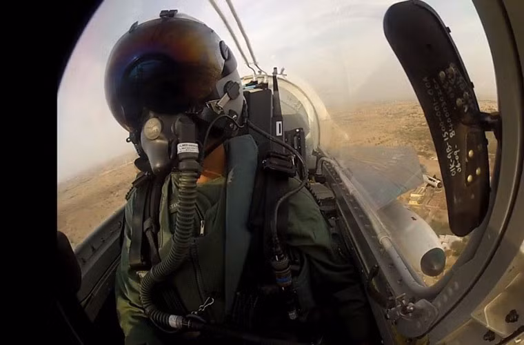 Nhìn từ góc ảnh này, buồng lái chiếc tiêm kích LCA Tejas trông khá chật hẹp, chỉ vừa đủ chỗ ngồi. Nguồn ảnh: QQ