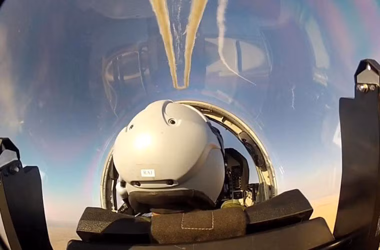 Đường bay của tên lửa nhìn từ buồng lái. Nguồn ảnh: QQ