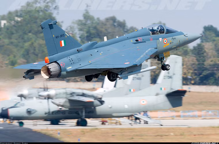 LCA Tejas được trang bị động cơ GE F404-GE-IN20 cung cấp tốc độ tối đa đến 2.205km/h, bán kính chiến đấu 500km, trần bay 16km. Nguồn ảnh: Airlines.net