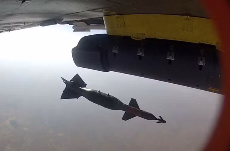 Thả bom thông minh GBU-16 Paveway do Mỹ sản xuất. Nguồn ảnh: QQ