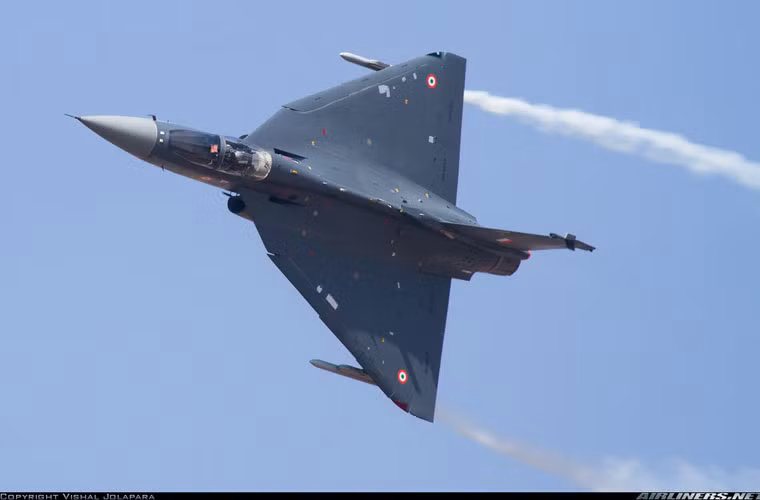 Ước tính, đơn giá mỗi chiếc máy bay LCA Tejas khoảng 24 triệu USD với phiên bản đầu, nhưng lên tới 45 triệu USD với các phiên bản cải tiến. Tuy vậy, LCA Tejas hứa hẹn sẽ được ưu ái trên thị trường xuất khẩu khi có lợi thế tích hợp được nhiều hệ vũ khí của Nga-Mỹ, phù hợp với các đối tác trên thế giới mà không cần sửa đổi nhiều theo yêu cầu từng nước có truyền thống dùng vũ khí Nga hay Mỹ. Nguồn ảnh: Airlines.net