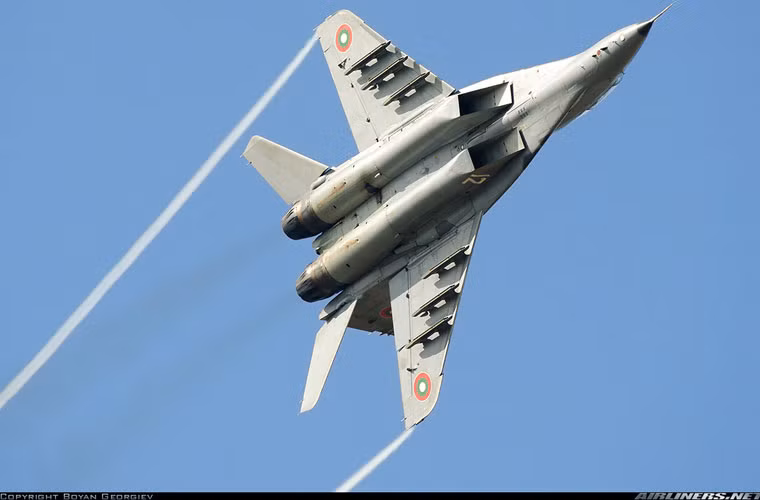 Các phiên bản MiG-29 thường có 7 giá treo gồm 6 dưới cánh và một dưới bụng cho phép triển khai 3,5 tấn vũ khí gồm các loại tên lửa không đối không và bom. Nguồn ảnh: Airlines.net