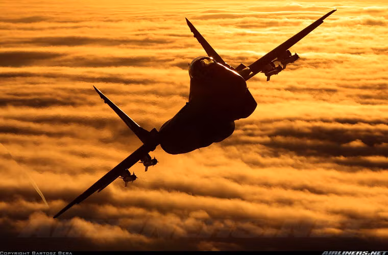 Tiêm kích MiG-29 được đánh giá cao ở khả năng cơ động nhờ cặp động cơ turbofan RD-33 cho phép đạt tốc độ tối đa 2.400km/h, tốc độ leo cao đến 330m/s (vượt trội hầu hết tiêm kích thế hệ 4 và cả 5 của phương Tây), vượt trội mẫu Sukhoi Su-35. Nguồn ảnh: Airlines.net