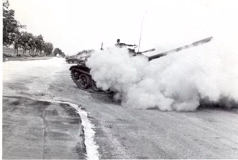 Đội hình tăng chủ lực T-55 khẩn trương di chuyển ra mặt trận. Nguồn ảnh: QQ