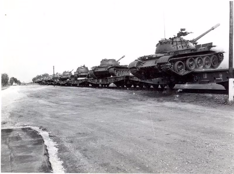 Độ cao từ sàn tàu tới mặt đất là khá lớn, thật sót cho chiếc xe nhưng so với việc đáp ứng yêu cầu chiến đấu thì không hề gì. Nguồn ảnh: QQ