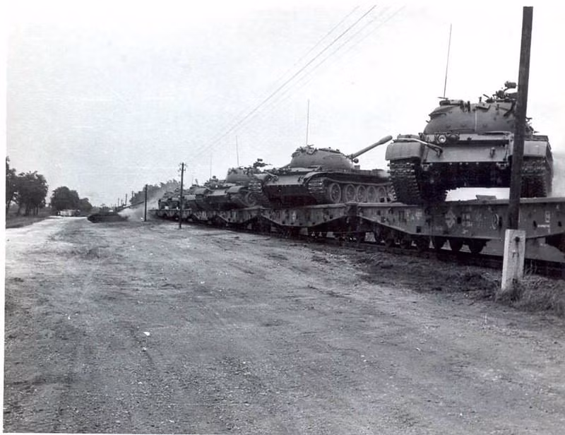 Trong ảnh, các xe tăng T-55 của Hồng quân Liên Xô ở Hungary đang xoay xe để “nhảy tàu” không cần cầu. Nguồn ảnh: QQ