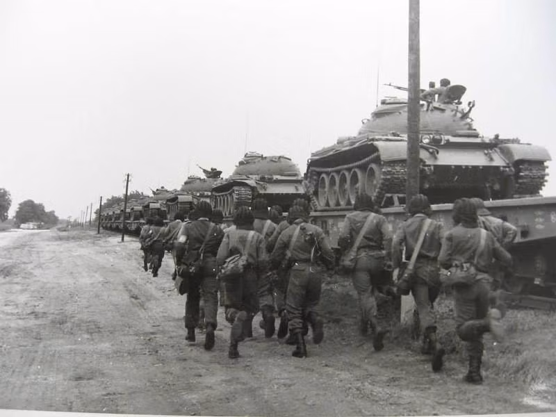 Việc sử dụng tàu hỏa để di chuyển xe tăng không phải là chuyện mới mẻ và lạ kỳ. Bởi nếu phải hành quân ở chặng đường tới cả nghìn km thì việc để đoàn tàu hỏa di chuyển là hợp lý hơn so với việc đưa cả đoàn xe tăng hành quân một mạch. Nguồn ảnh: QQ