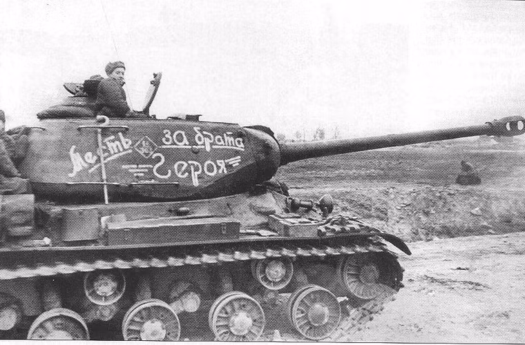 Xe tăng hạng nặng IS-2 model 1944 có tổng trọng lượng lên tới 46 tấn, dài 9,9m, rộng 3,09m, cao 2,73m, kíp lái gồm 4 chiến sĩ. Nguồn ảnh: tanki-v-boju