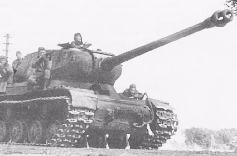 Xe tăng hạng nặng IS-2 là một trong những cỗ tăng mạnh nhất của Hồng quân Liên Xô trong cuộc Chiến tranh Thế giới thứ hai. Khoảng 3.854 chiếc IS-2 đã được sản xuất tại các nhà máy Kirov, Ural trong giai đoạn 1943-1945. Nguồn ảnh: tanki-v-boju
