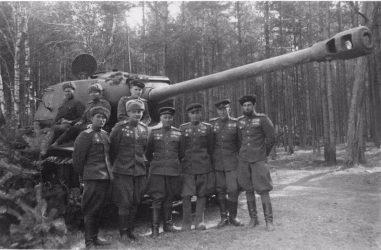 Sau chiến tranh thế giới 2, tăng hạng nặng IS-2 đã được chuyển tới châu Á tham gia cuộc chiến tranh Triều Tiên tuy nhiên chúng hầu như lại không tham gia nhiệm vụ chiến đấu. Tới những năm 1960, với sự phát triển vũ bão của xe tăng chiến đấu chủ lực và các loại vũ khí chống tăng hiện đại, IS-2 và các “anh em” IS-3, IS-4 lần lượt bị đưa ra khỏi trang bị. Nguồn ảnh: topwar