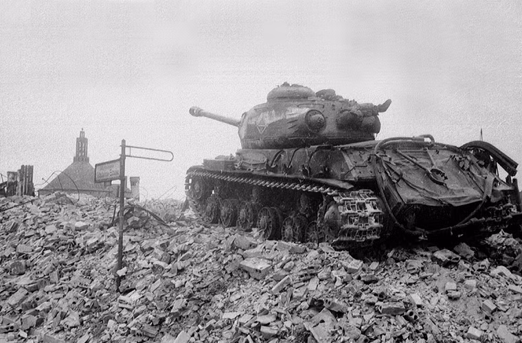 Giáp trước thân của IS-2 được làm dày đến 100mm nghiêng 60 độ tương đương với lớp thép dày 180-200mm đặt thẳng đứng, giáp trước tháp pháo dày 100mm cong hình bán cầu rất khó xuyên phá. Giáp của IS-2 được đánh giá là thừa sức chống chịu được đạn xuyên giáp 88mm trên tăng hạng nặng Tiger I của Đức. guồn ảnh: waralbum.ru