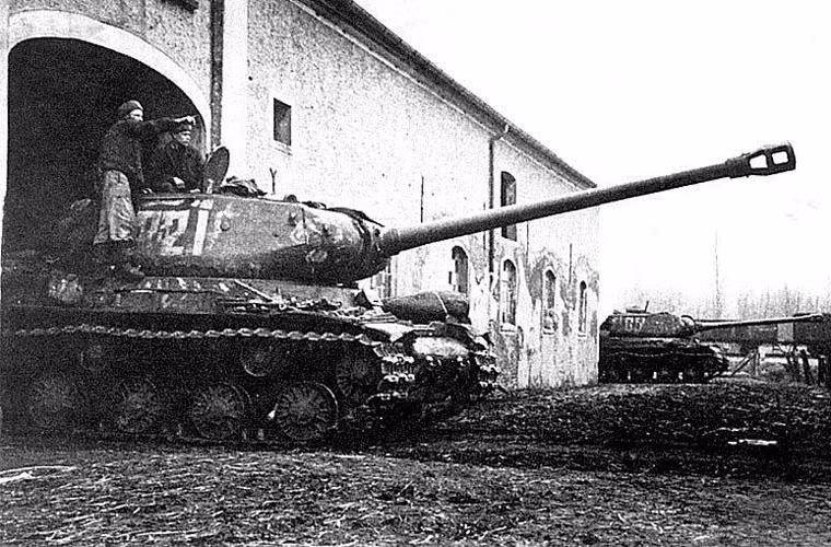 Về mặt hỏa lực, phiên bản IS-2 model 1944 được trang bị khẩu pháo chính chống tăng D-25T cỡ 122mm với bộ phận hỗ trợ nạp đạn cho tốc độ bắn 2-4 phát/phút với điều kiện cần pháo thủ có sức khỏe, kĩ năng tốt. Dù rằng với đạn 122mm thì IS-2 chỉ mang tối đa 28 viên. Nguồn ảnh: topwar