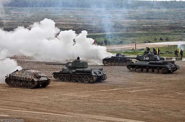 Có thể thấy rõ ràng rằng xe tăng hạng nặng IS-2 vẫn hoạt động khá tốt, ít nhất là ở việc lăn bánh di chuyển. Tuy nhiên không rõ liệu người ta có còn đạn pháo để cỗ tăng này khai hỏa biểu diễn khi cần. Trong ảnh, ngoài IS-2 và T-34-85 còn có 2 chiếc tăng hạng nhẹ Panzer II và pháo chống tăng Hetzer của phát xít Đức vẫn còn có thể lăn bánh sau hơn 70 năm. Nguồn ảnh: Vitaly Kuzmin