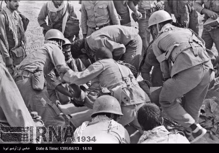 Quân đội Iraq thì sử dụng chiến thuật đào hào, lập các trận địa pháo dày đặc phòng thủ, trong khi Quân đội Iran dùng chiến thuật biển người phối hợp với ưu thế máy bay và xe tăng. Tuy nhiên, ưu thế vượt trội của lực lượng phòng thủ Iraq khiến hàng chục nghìn binh sĩ Iran thiệt mạng trong hầu hết các chiến dịch sau năm 1982, và lực lượng phòng thủ Iraq vẫn giữ được hầu hết các vị trí. Nguồn ảnh: IRNA