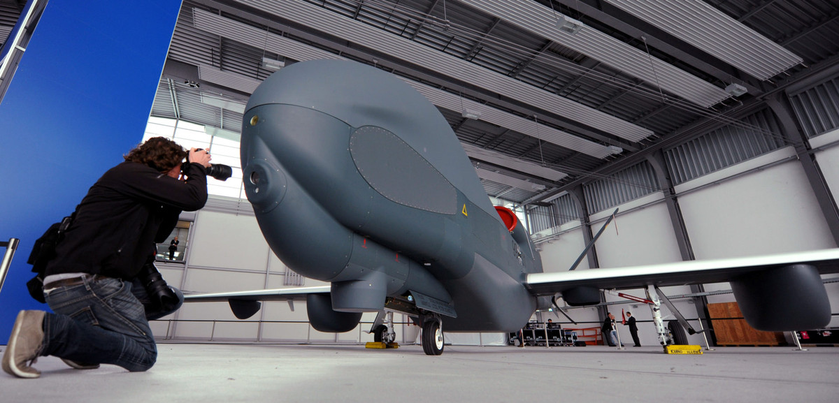 Bộ cảm biến tích hợp ISS (Integrated Sensor Suite) được cung cấp bởi tập đoàn quốc phòng Raytheon, chúng bao gồm một radar khẩu độ tổng hợp SAR (Synthetic-Aperture Radar), cảm biến điện - quang tầm xa EO và tầm nhiệt IR. Ảnh: Reuters.