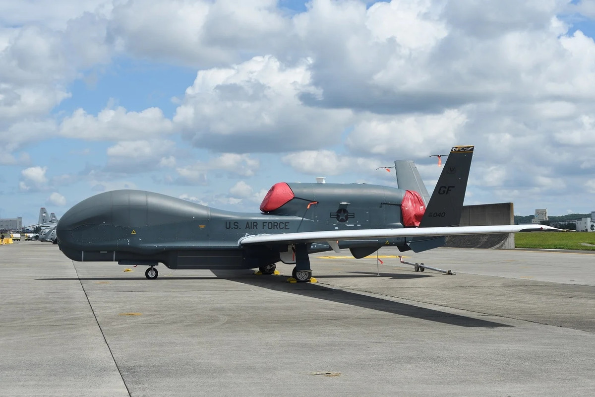 Về kích thước, RQ-4 Global Hawk có chiều dài 14,5m, sải cánh 39,9m, chiều cao 4,7m, trọng lượng rỗng 6.781kg, trọng lượng toàn tải 14.628kg. Ảnh: Shutterstock.