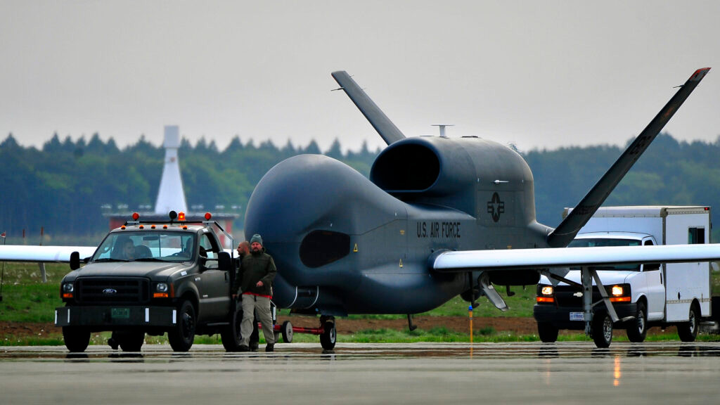 Máy bay do thám RQ-4 Global Hawk không cần người điều khiển trực tiếp, nó có thể lửng lơ trên bầu trời của đối phương hàng ngày liền trước khi phải trở về căn cứ để tiếp nhiên liệu. Đây được đánh giá là dòng UAV trinh sát tàng hình uy lực nhất thế giới. Ảnh: Lực lượng Không quân Mỹ.