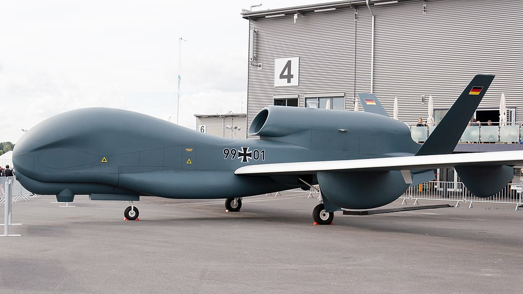 RQ-4 Global Hawk có thể lửng lơ trên bầu trời khu vực cần giám sát hàng ngày liền trước khi phải trở về căn cứ để tiếp nhiên liệu. Mỗi máy bay có thể hoạt động 32 giờ liên tục ở độ cao 18km khiến nó khó bị đối phương tiêu diệt. Ảnh: Wikipedia.