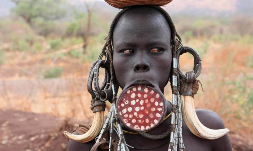 Bộ lạc Mursi là một bộ lạc nhỏ sống du mục bằng việc chăn nuôi gia súc ở thung lũng Omo, tây nam Ethiopia. Bộ lạc này nổi tiếng với những phụ nữ khoét môi gắn đĩa đánh dấu sự trưởng thành.