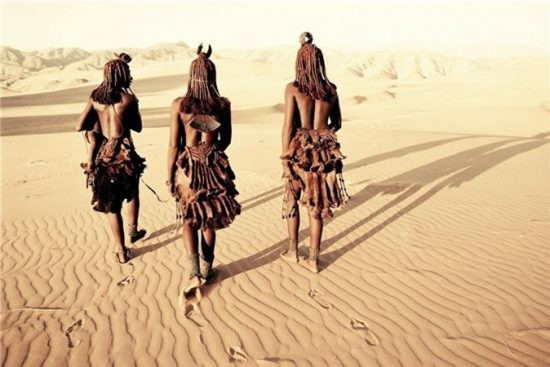 Bộ tộc bán du mục Himba sống rải rác ở phía tây bắc Namibia và miền nam Angola. Phụ nữ bộ lạc Himba không mặc quần áo, thích trét bùn đỏ lên cơ thể và suốt đời chỉ tắm một lần duy nhất.