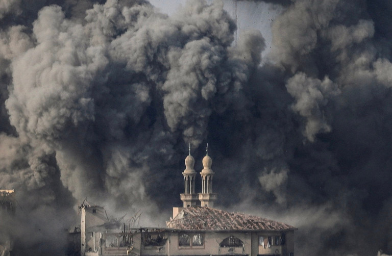 Khói bốc lên cuồn cuộn sau cuộc tấn công của Israel vào Thành phố Gaza.