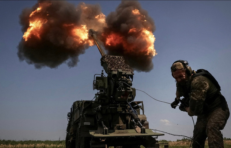 Binh sĩ Ukraine nã pháo về phía lực lượng Nga.