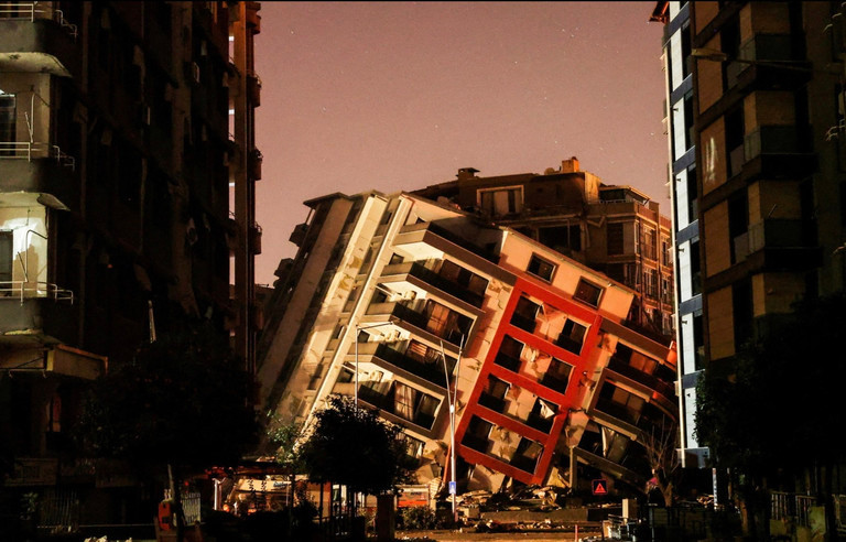 Động đất làm tòa nhà bị sập ở Thổ Nhĩ Kỳ.