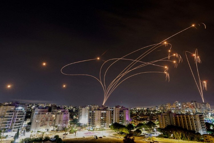 Hệ thống chống tên lửa Vòm sắt của Israel đánh chặn rocket phóng từ Dải Gaza. Đây là một trong những sự kiện nổi bật trong năm vừa qua.