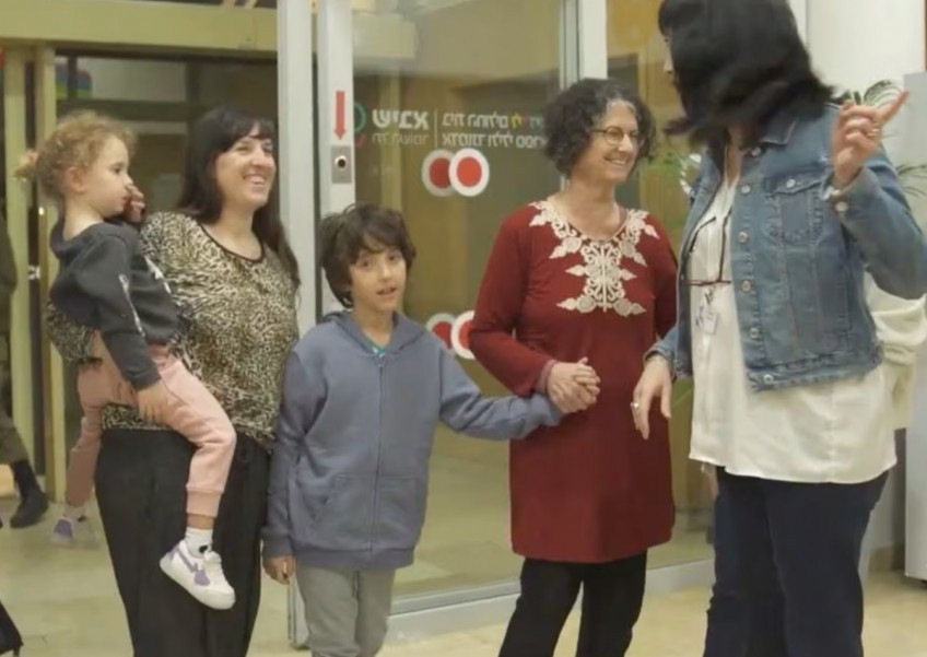 Adi Shoham (38 tuổi) và các con của cô là Yahel Shoham, 3 tuổi, Nave Shoham, 8 tuổi và Shoshan Haran, đã được trở về quê hương sau khi Hamas trao trả con tin.