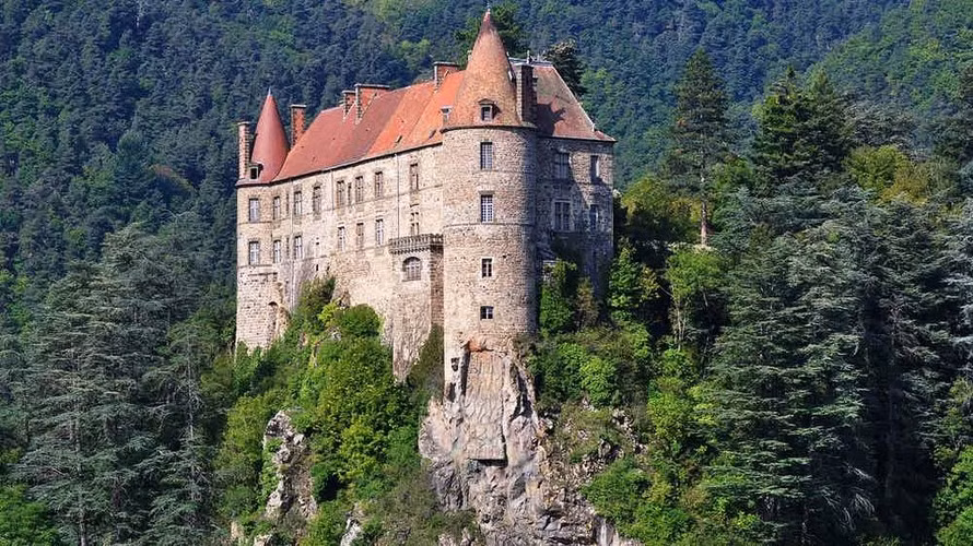 Lâu đài Lavoûte Polignac tọa lạc giữa thiên nhiên hùng vĩ ở Pháp.