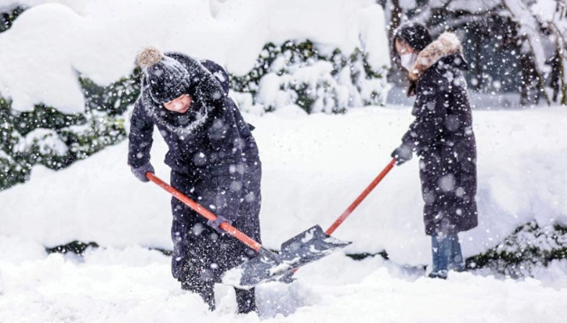 Trong tháng này, hầu hết các vùng miền của Trung Quốc trải qua một đợt rét mạnh, gây sức ép lên hệ thống sưởi ấm của các thành phố ở miền Bắc nước này. Ảnh: Người dân dọn tuyết ở Uy Hải, Sơn Đông ngày 21/12. Ảnh: Tân Hoa Xã.