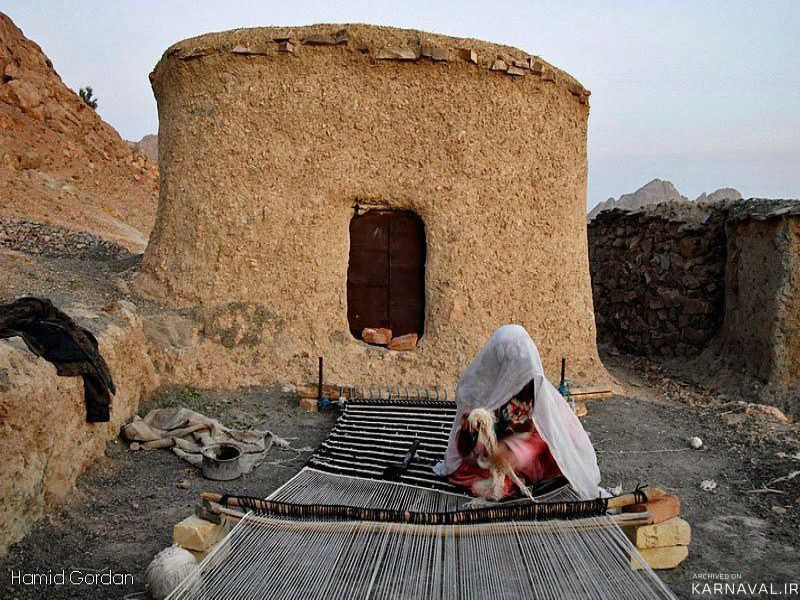 Hầu hết 700 người dân làng Makhunik hiện nay có chiều cao bình thường. Họ đã rời những ngôi nhà nhỏ của tổ tiên để chuyển qua sống trong những ngôi nhà xây bằng gạch. Ảnh: IT.