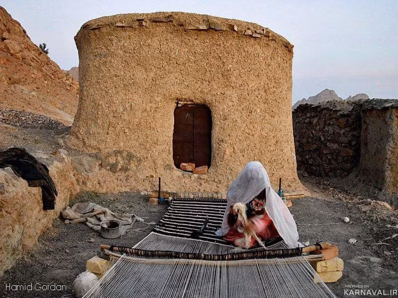 Hầu hết 700 người dân làng Makhunik hiện nay có chiều cao bình thường. Họ đã rời những ngôi nhà nhỏ của tổ tiên để chuyển qua sống trong những ngôi nhà xây bằng gạch. Ảnh: IT.