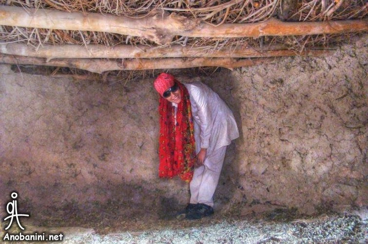 Đặc biệt, trần nhà của một số gia đình ở Makhunik chỉ cao 1,4m. Do vậy, những người có cơ thể cao lớn khi bước vào nhà của "người lùn" ở ngôi làng này phải khom lưng, cúi người.